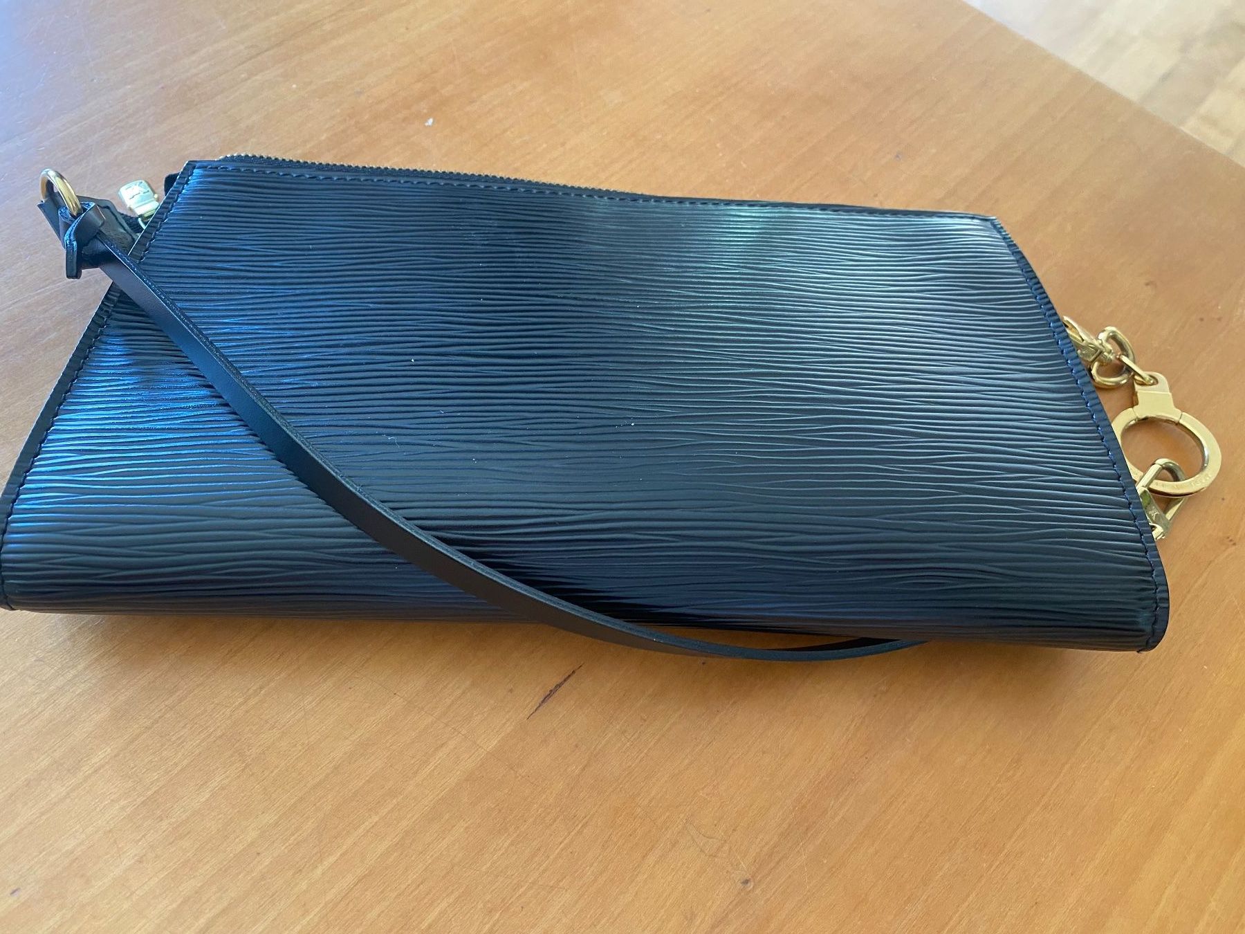 Louis Vuitton Taschen: Original Louis Vuitton Pochette schwarz – Neu (gemäss Beschreibung) aus Matten b. Interl von  4