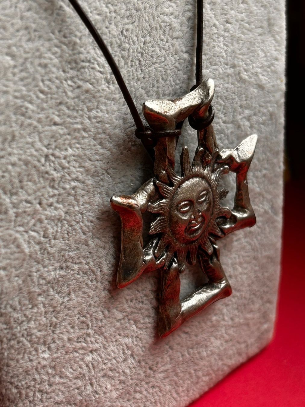 Catenine: Sonnen Amulette mit Lederband – Usato da Laufen venduto da belleskulptur 2