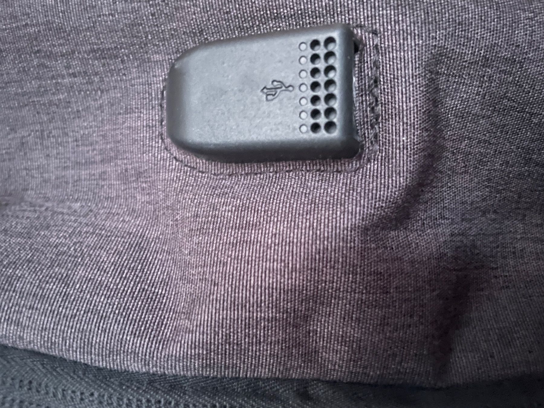 Zaini: neuwertiger Flugzeugrucksack mit USB Anschluss – Nuovo e nell'imballaggio originale da Regensberg venduto da Qanussa 2