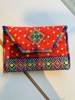 Rote Handtasche mit Perlenstickerei
