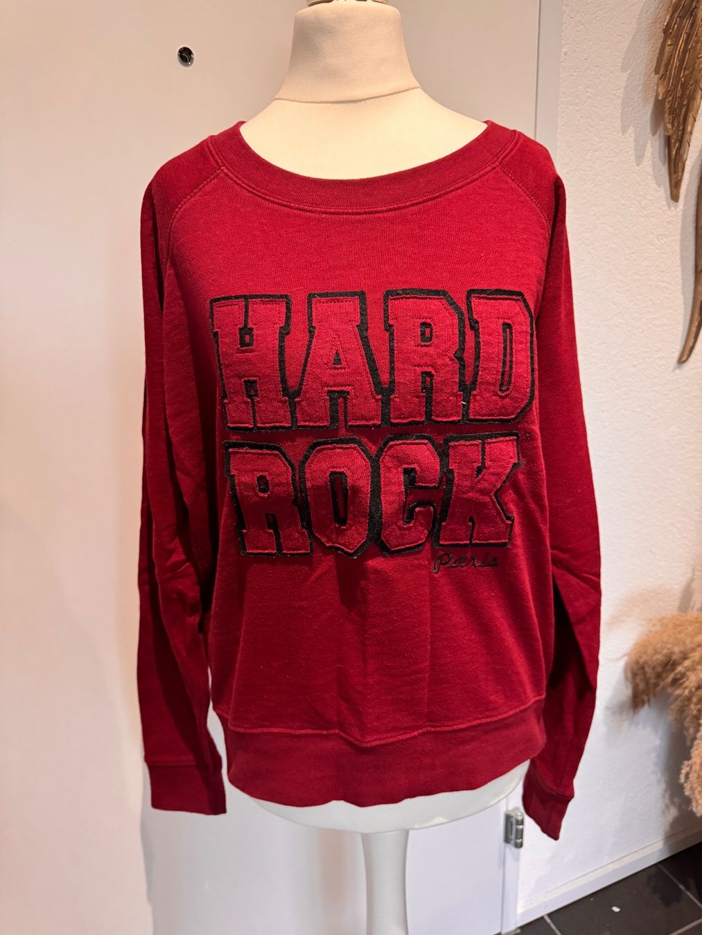 Pulls & Sweat-shirts: Bequemer Pullover Hard Rock Paris Gr. M Bordeaux Rot – D'occasion à Rothrist par Fondgruebe