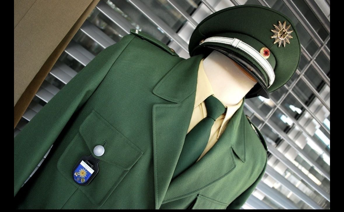 Uniformi: Damen Polizei Uniform des Deutschen Bundespolizei 2005- – Nuovo (secondo la descrizione) da Biel/ Bienne venduto da fusion54