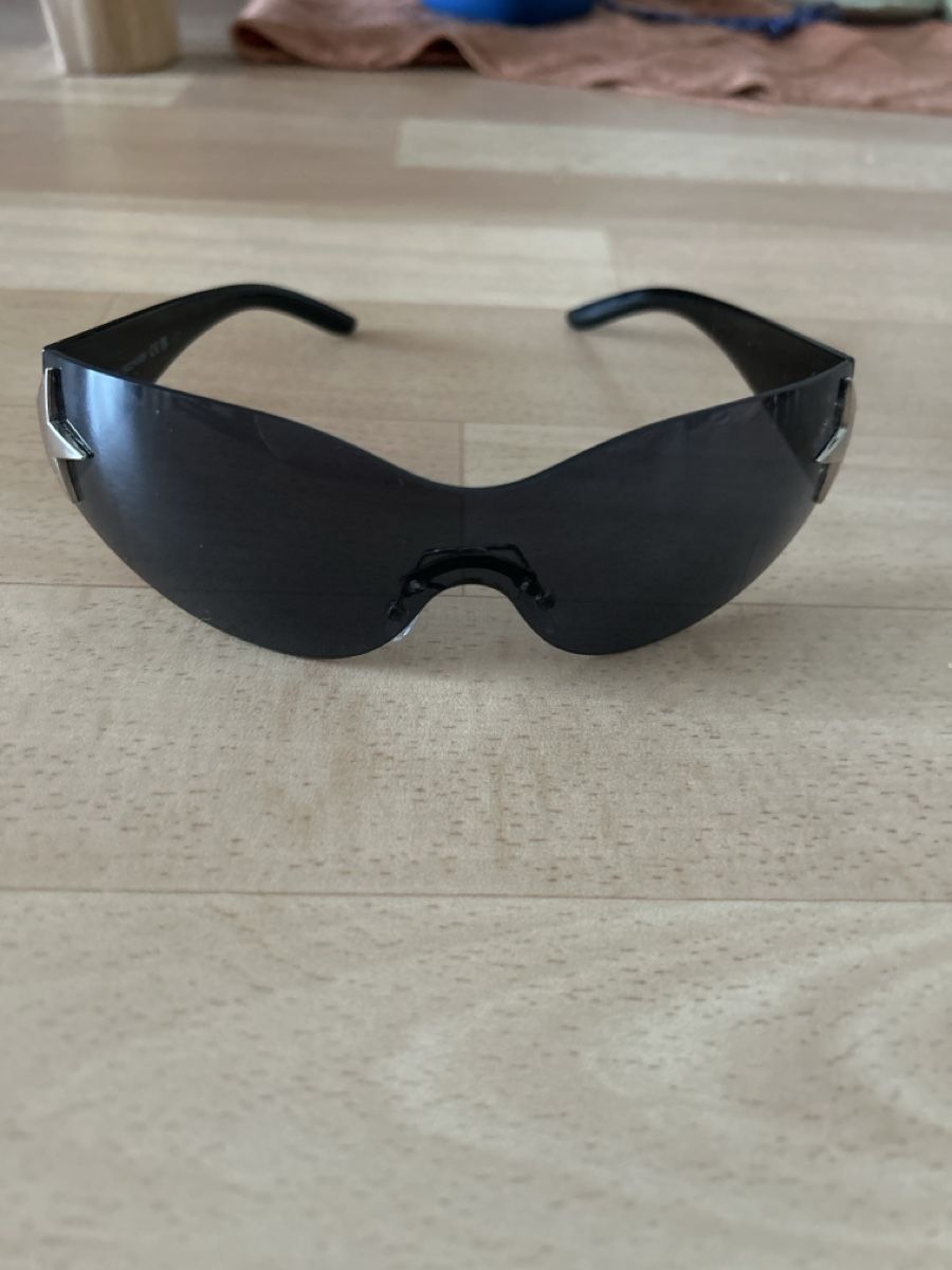 Lunettes & Verres: Schwarze Sonnenbrille  – D'occasion à Zürich par xeniiilou