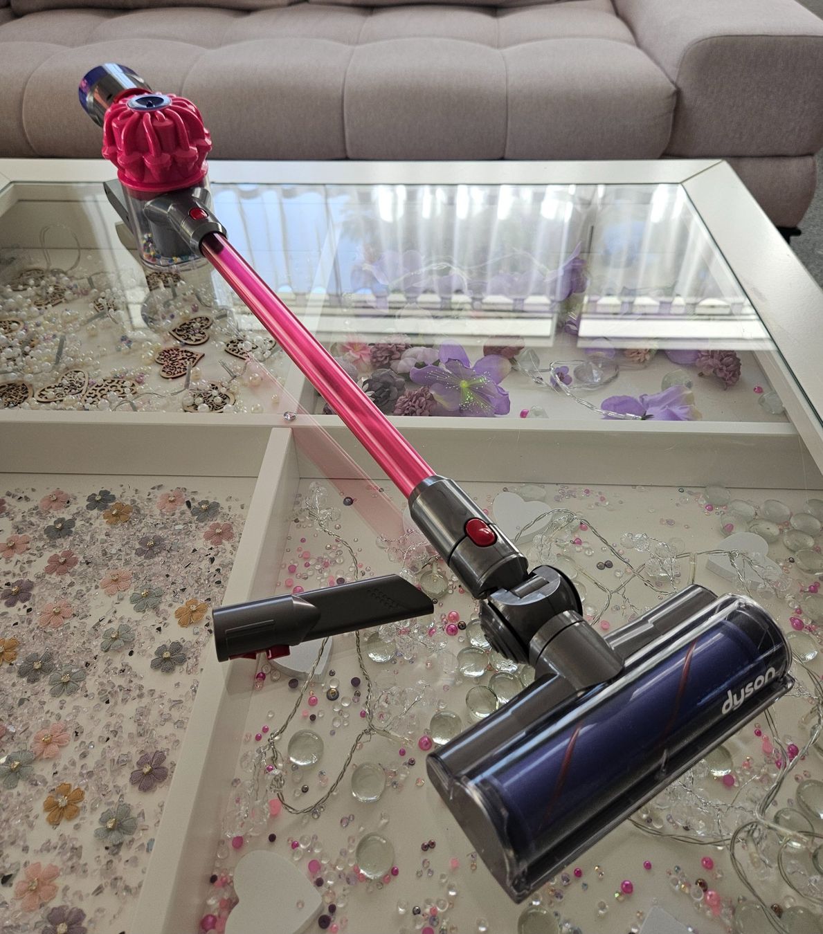 Spielzeuge: Dyson Kinder Staubsauger Pink – Gebraucht aus Unterägeri von Sleepbear