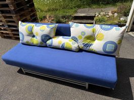 Schlafsofa blau mit Bettkasten und Kissen