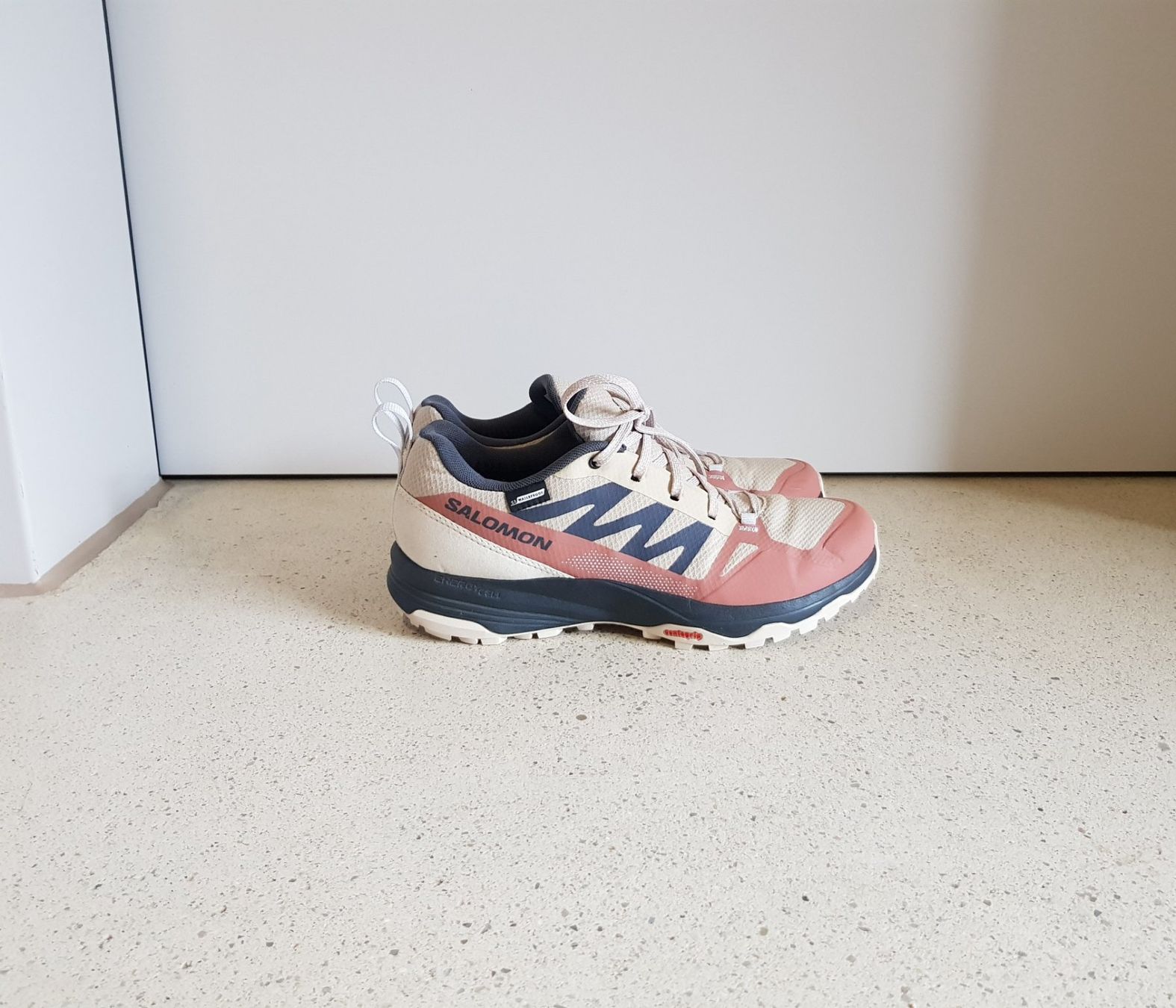 Salomon Chaussures femmes: Salomon Waterproof Wanderschuh Grösse 41 – D'occasion à Basel par Birs868
