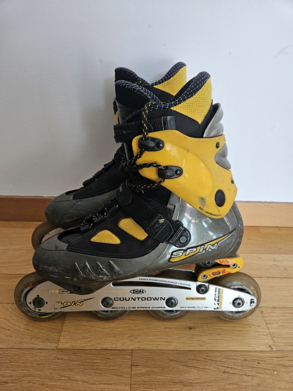 Pattini in linea & Pattini a rotelle: Rollers SPIN – Inline – Bon état – Usato da Monthey venduto da darkmine
