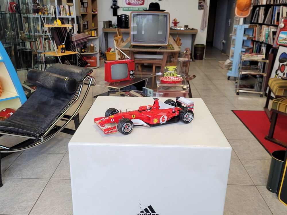 FERRARI F2002 MATTEL HotWheels Michael Schumacher Collection 1:24 EUR