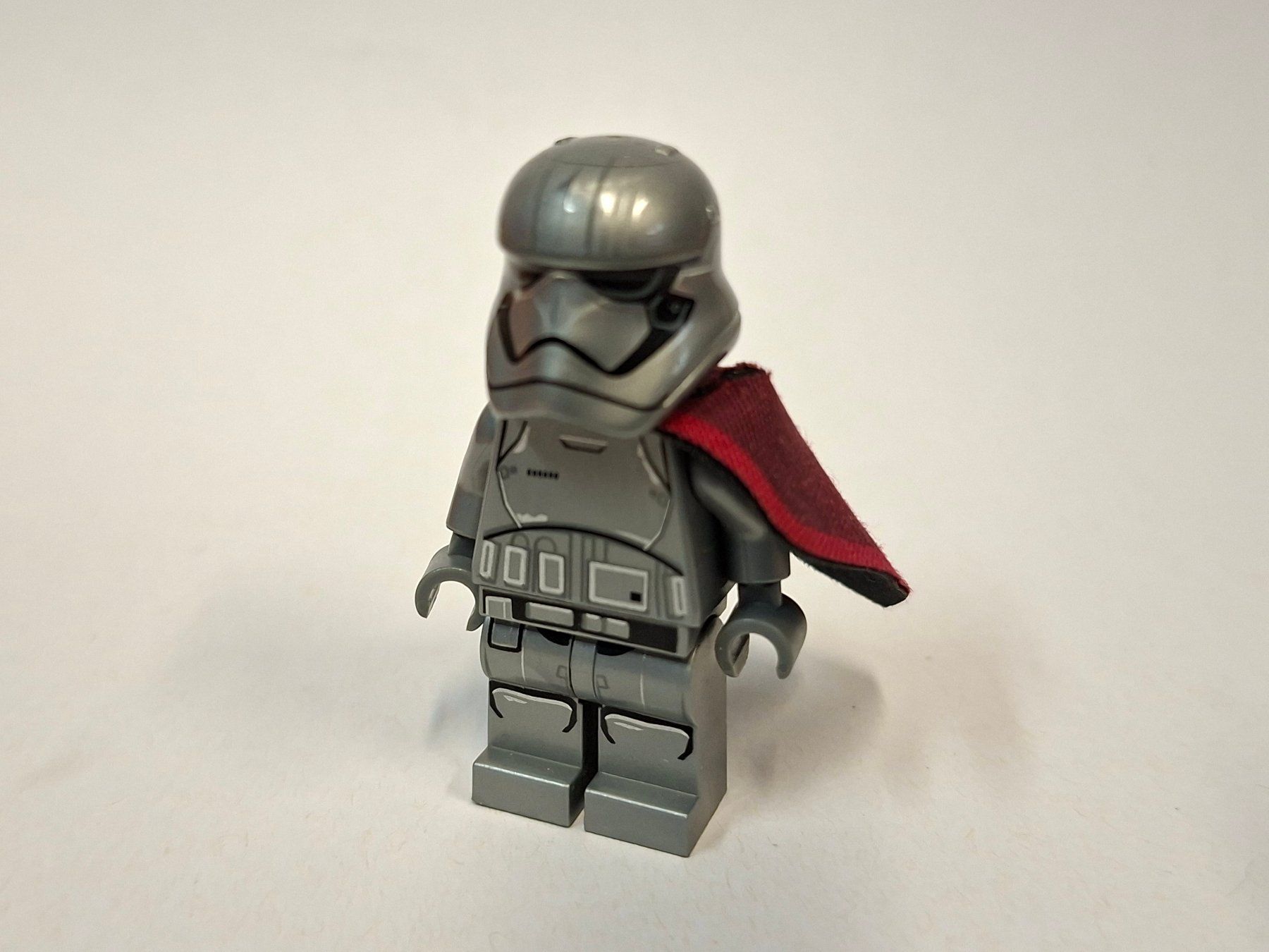 Lego Spielzeuge: Captain Phasma (Pointed Mouth Pattern) sw0904 – Gebraucht aus Sils im Domleschg von AMAG_AUDI_ZH