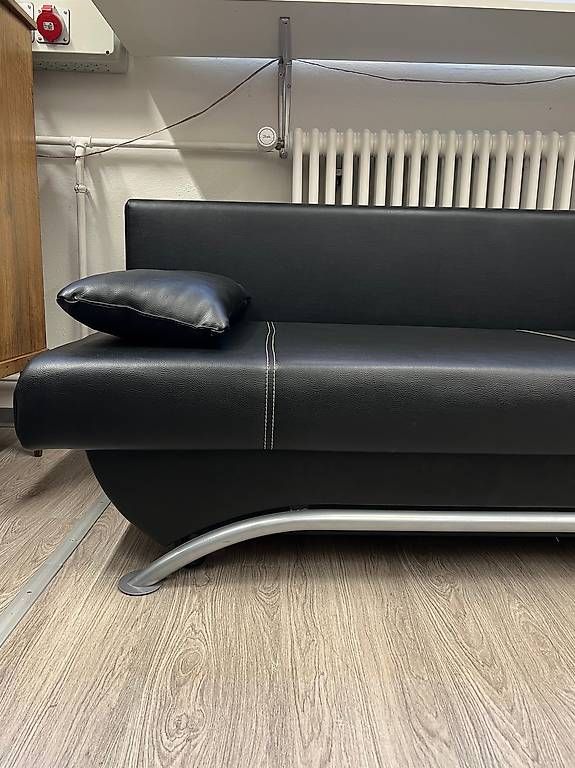 Sofas: Schlafsofa schwarz Leder klappbar – Gebraucht aus Schaffhausen von Galleria13_Brocki_SH 1