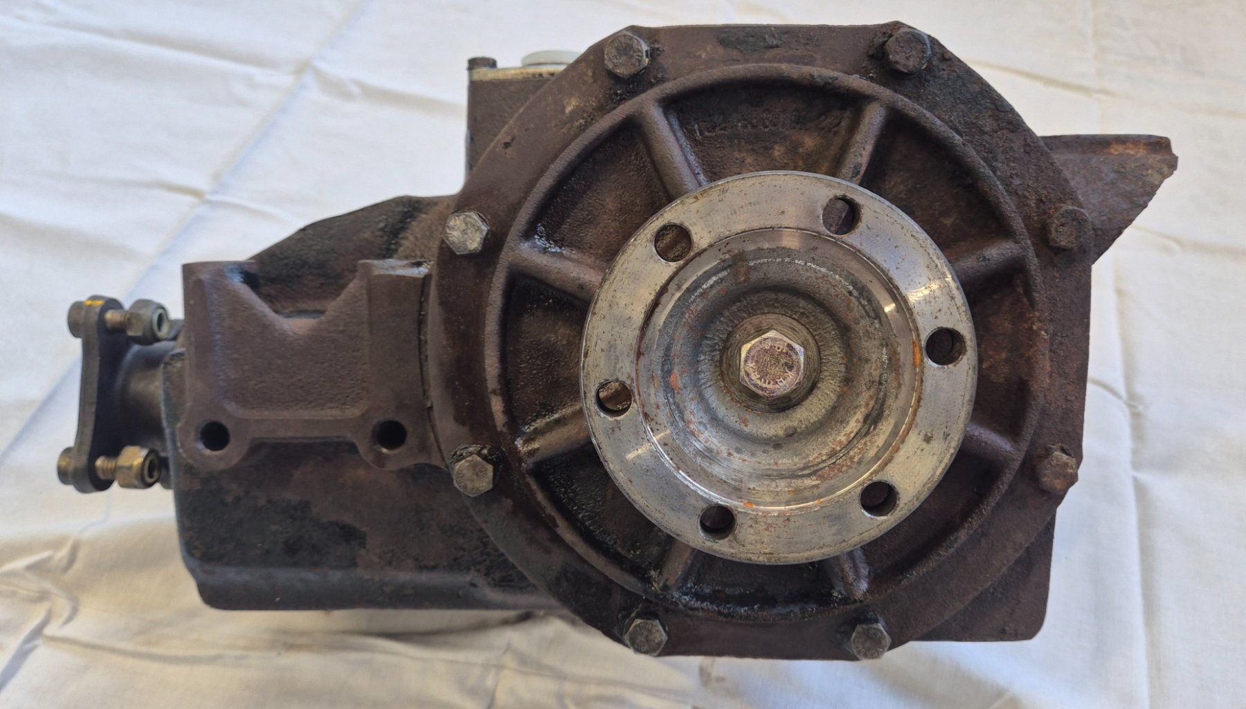 BMW Tutti pezzi di ricambio auto: BMW 2800, E3, Hinterachsdifferential ,3.45 : 1 Übersetzung – Usato da Bremgarten AG venduto da Osella5 3