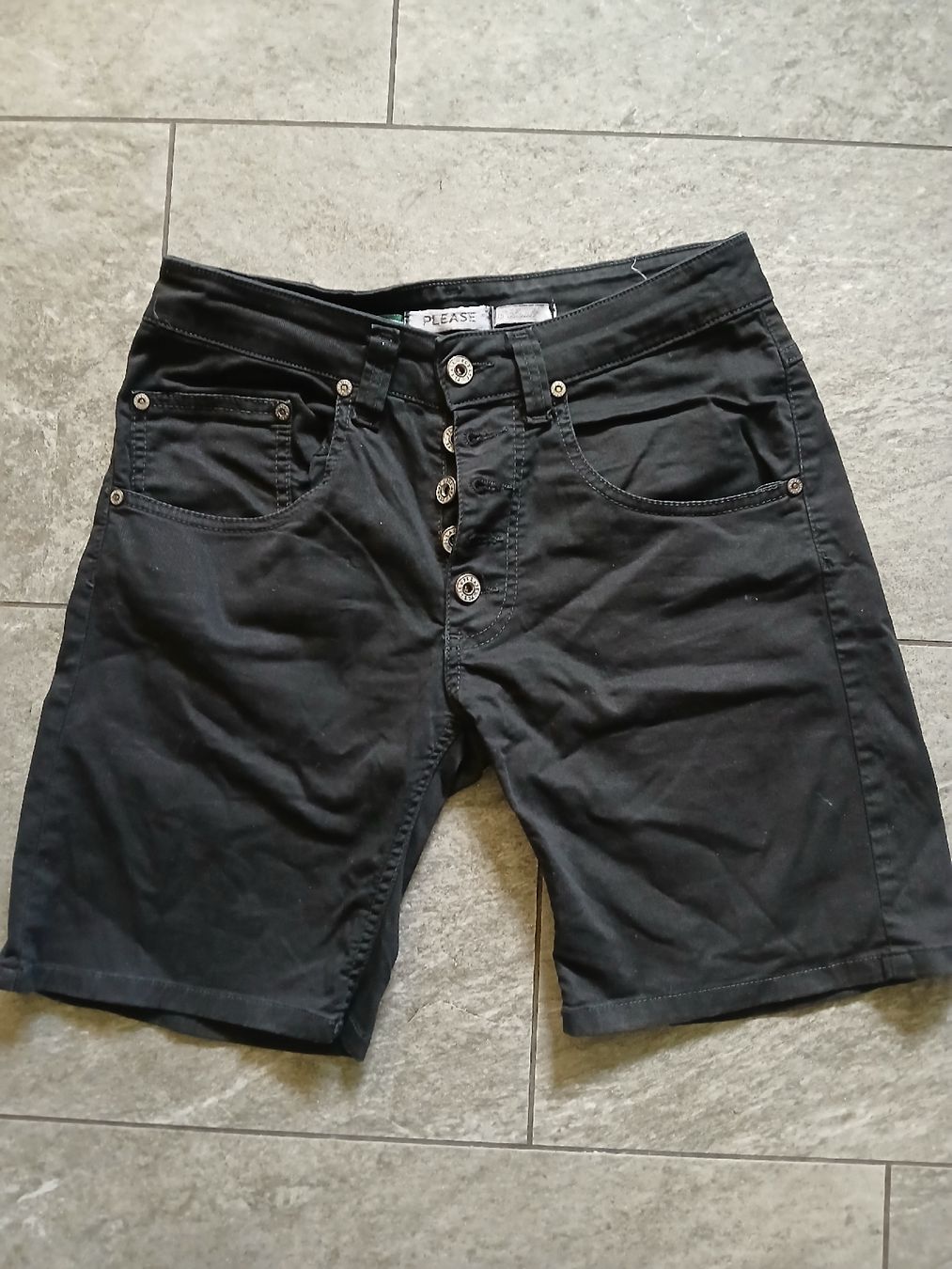 Pantalons: Please shorts XS schwarz – D'occasion à Niederurnen par yoio