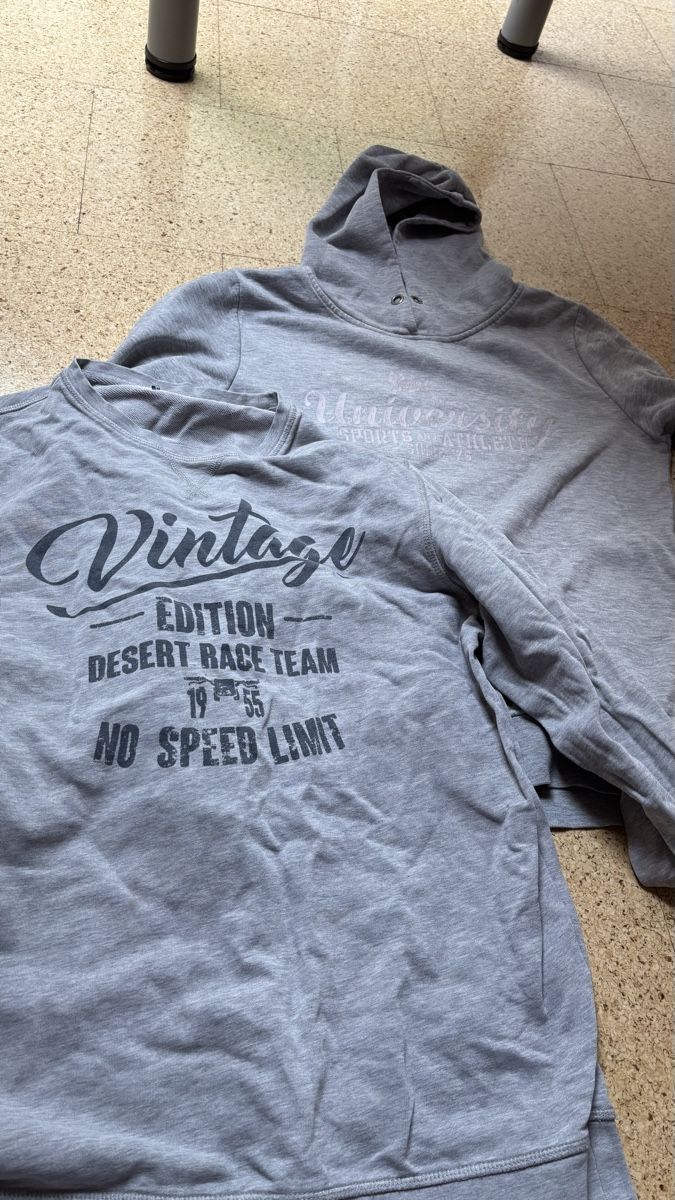 Lotti di vestiti: Kleiderpaket: Zwei Sweatshirts/Pullover – Usato da Roggwil BE venduto da R..