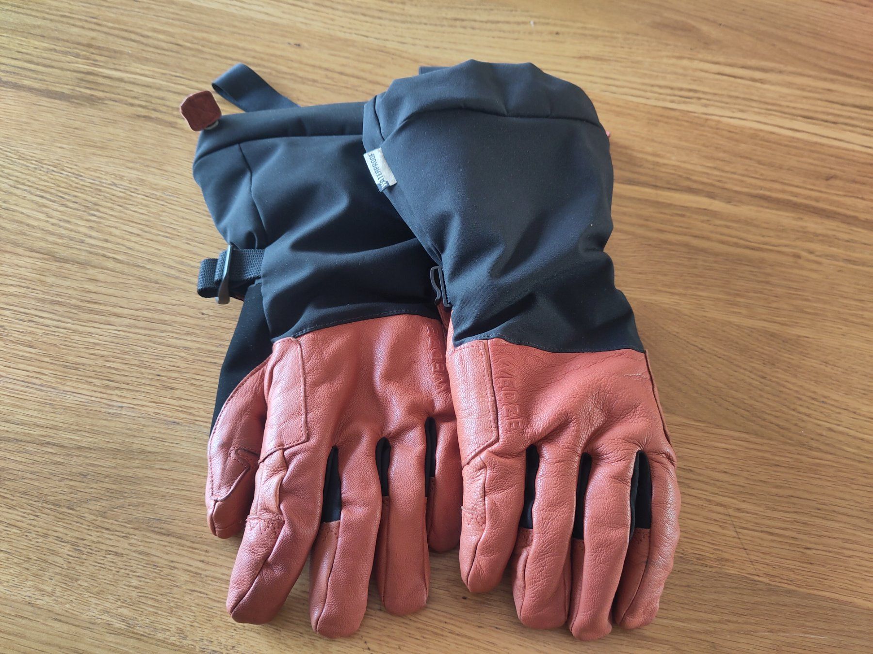 Decathlon Guanti & manicotti: Gants de ski – Usato da Fribourg venduto da Perpignan66