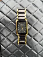 Gold-schwarze Uhr aus Edelstahl, classy, modern