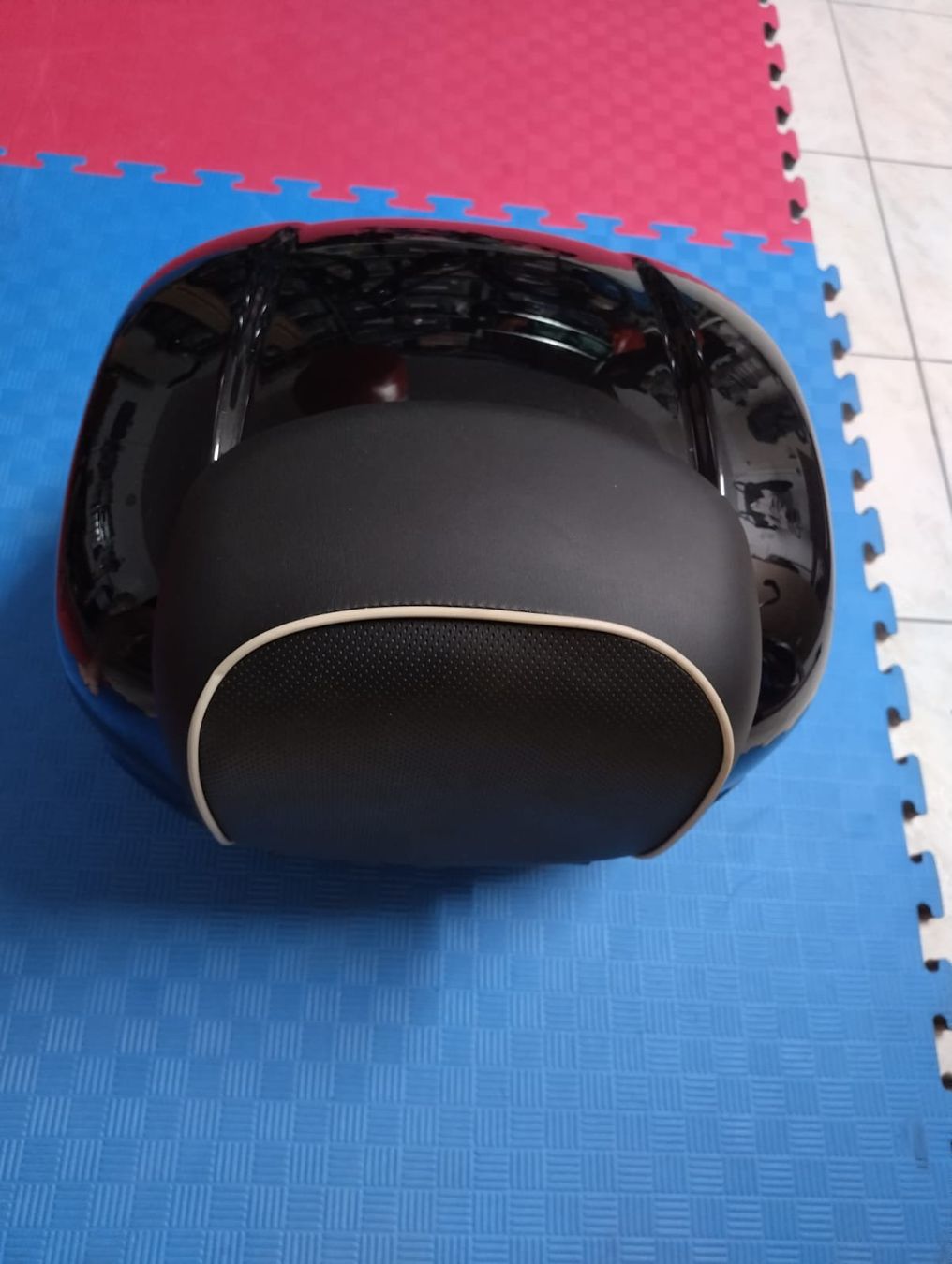 Vespa Topcase: Vespa Top Case schwarz glänzend – Gebraucht aus Männedorf von Mokupuni 1