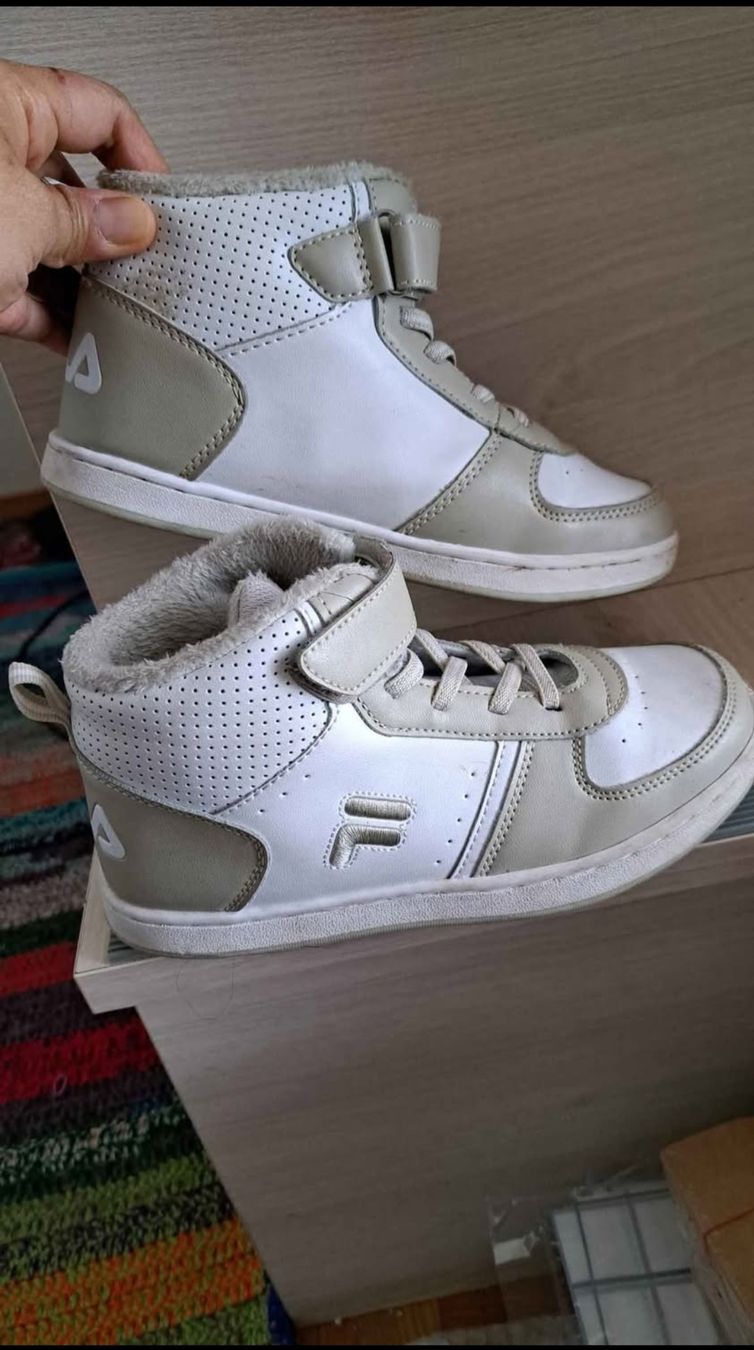 Fila Scarpe per ragazzi: fila ,chaussures taille 34, bon état – Usato da Meyrin venduto da Zahra011 2
