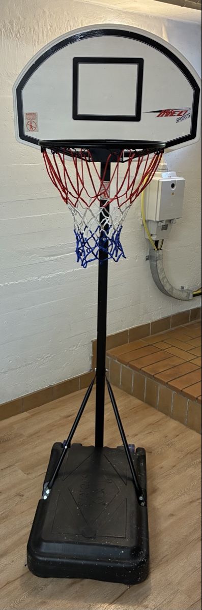 Basketballkörbe: Basketballständer – Gebraucht aus Glarus von thornton