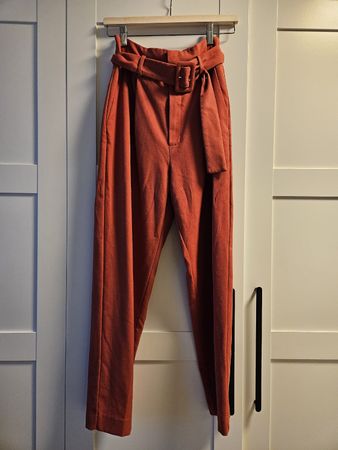 Mango Stoffhose mit Gürtel, Grösse 36