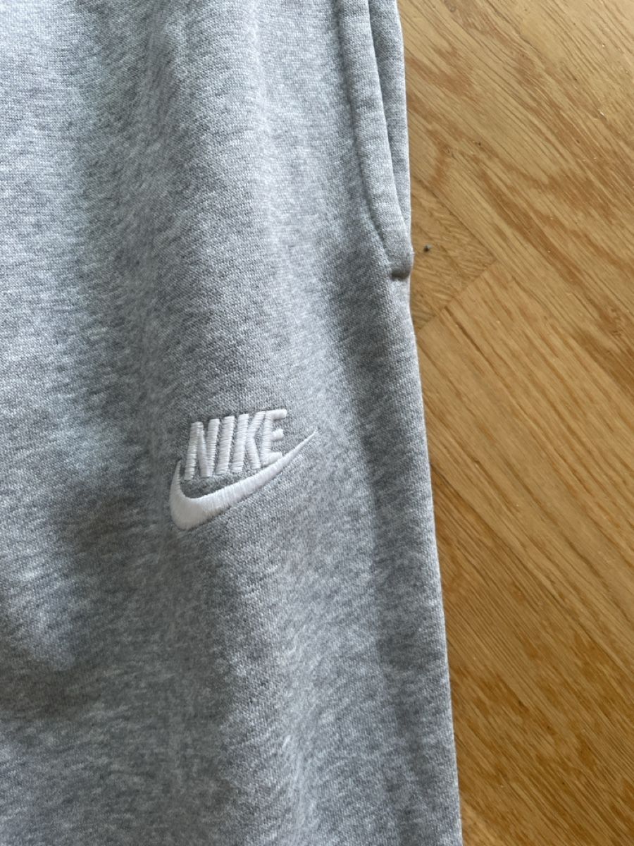 Nike Hosen: Nike Jogginghose grau Grösse S – Gebraucht aus Uetikon am See von Wigglo 1
