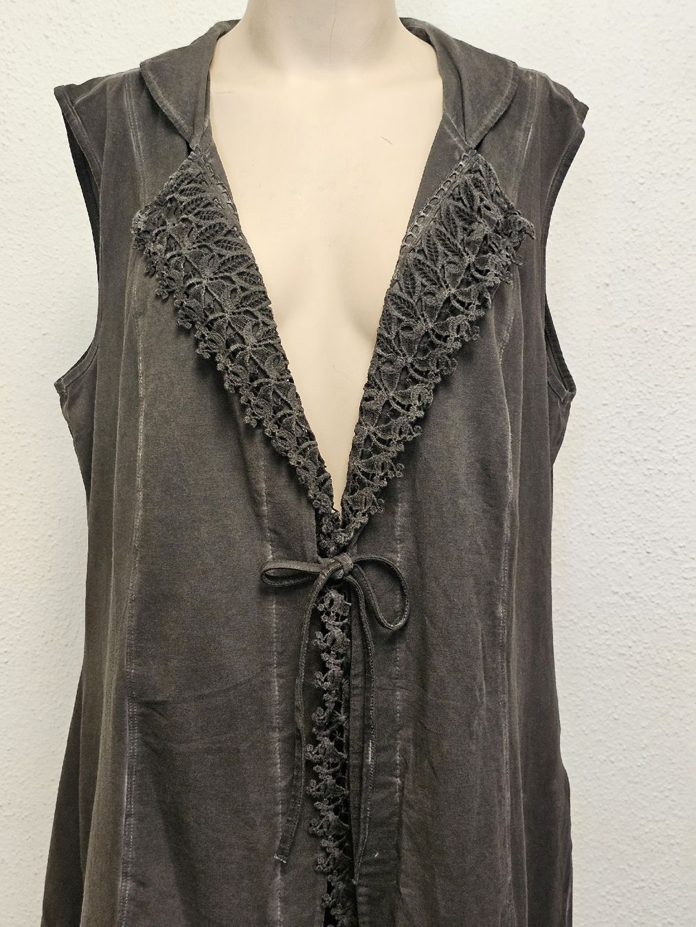 Ulla Popken Gilet & Giacche senza maniche: Ulla Popken Damen Longweste Grau Spitze Gr. 46/48 – Usato da Urdorf venduto da ole_mrp9 1