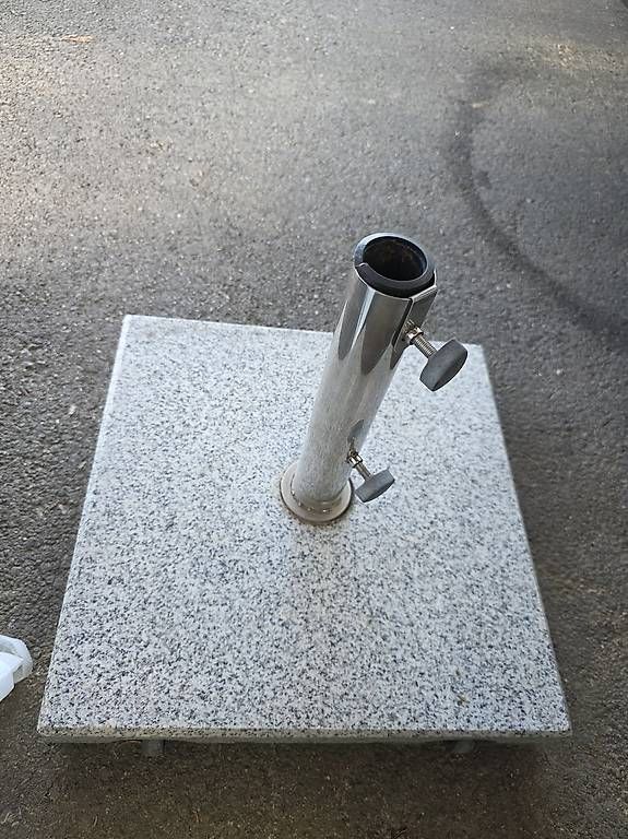 Ombrelloni: Pied de parasol en granit Trolley – Usato da Ferpicloz venduto da VincentB19