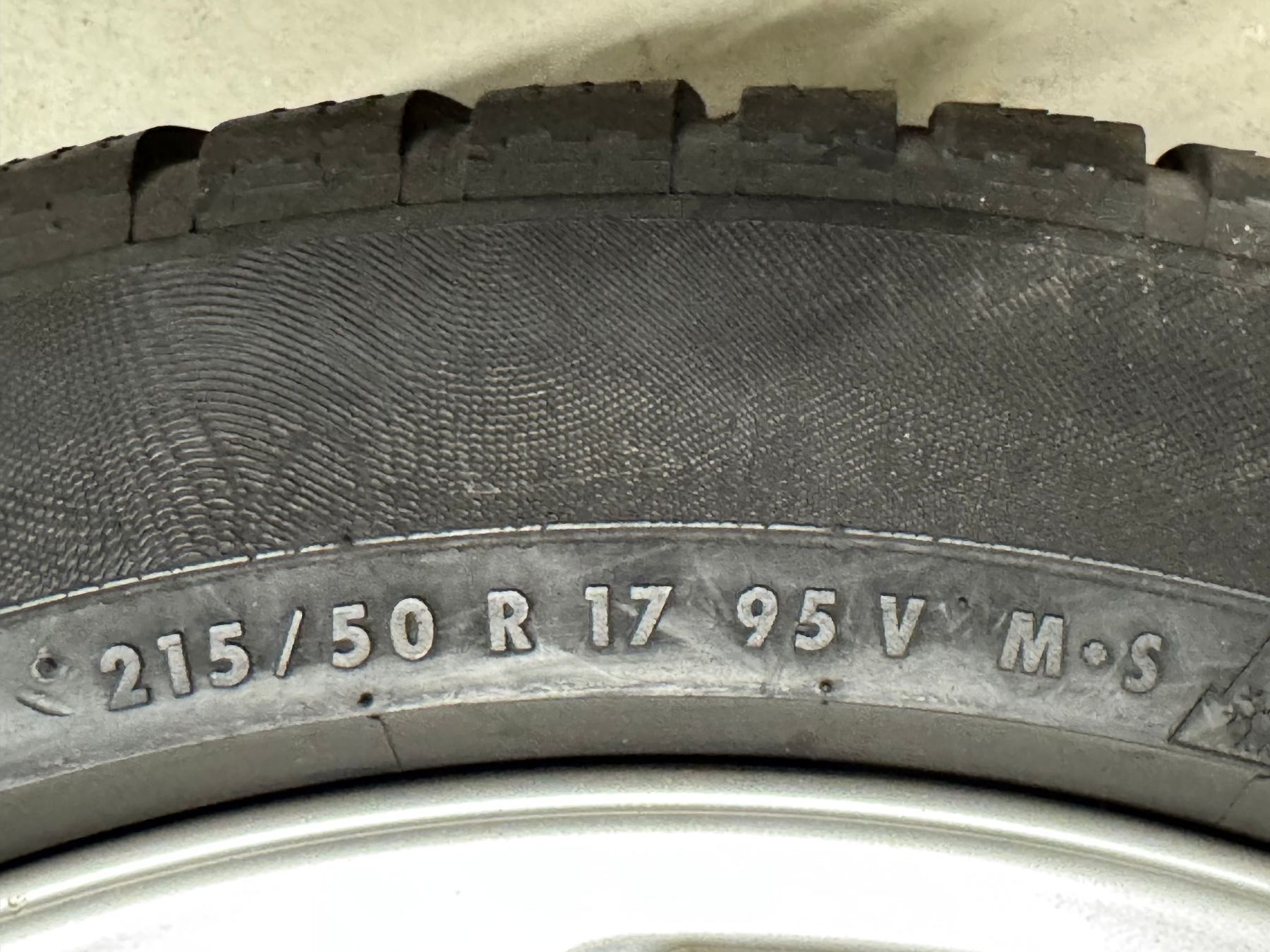 Volvo Pneus & Kompletträder: Volvo originalräder 7" x 17" – Gebraucht aus Amsoldingen von 242GT 5