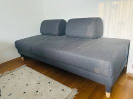 Schlafsofa grau mit zwei Kissen und Stauraum