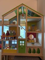 Hape Puppenhaus Holz mit Mobiliar und Figuren gut erhalten