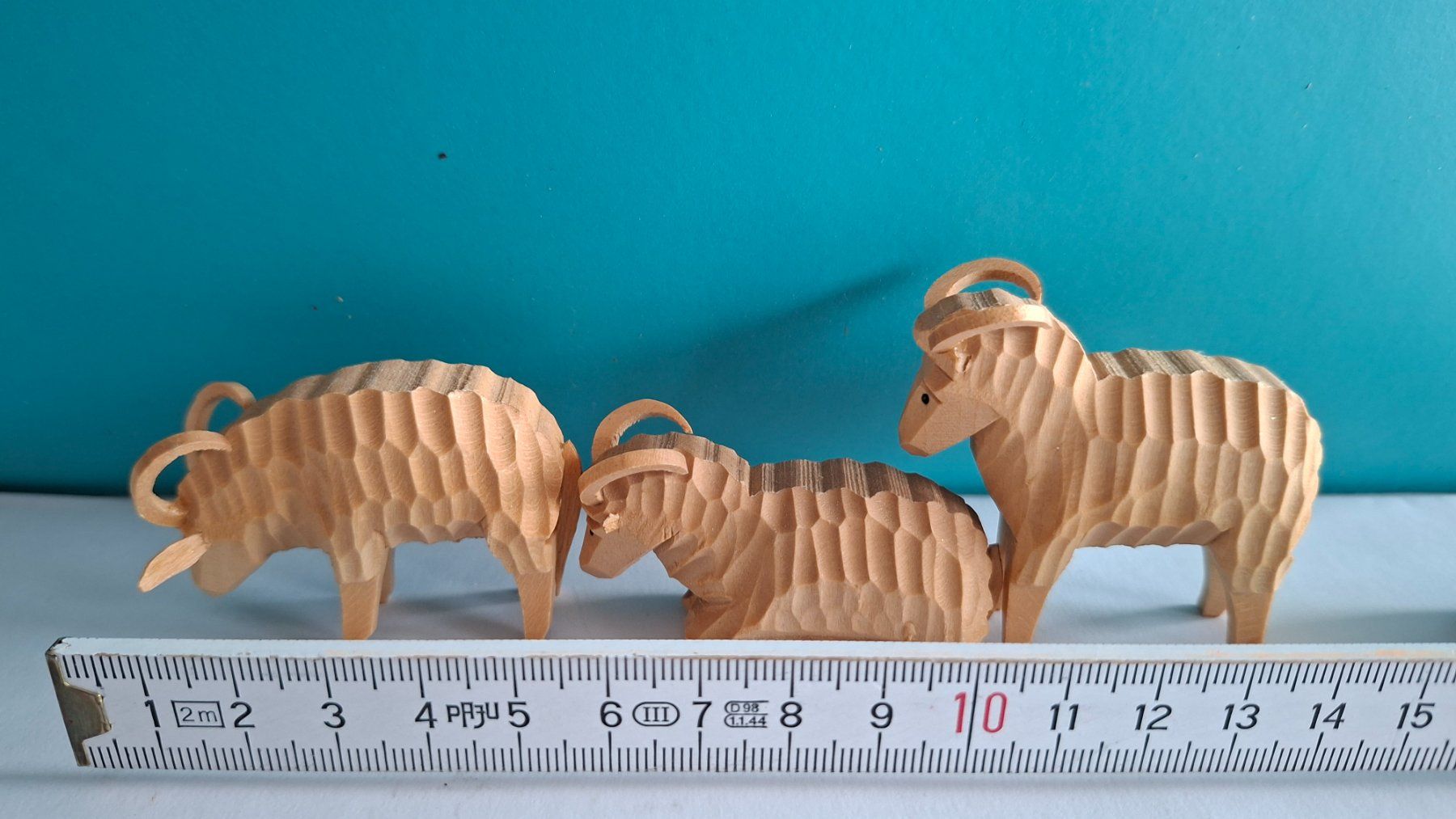 Statuette: Holzfiguren: 3er Set, handgeschnitzt, Widder, Deko – Usato da Opfikon venduto da Diversamente 5