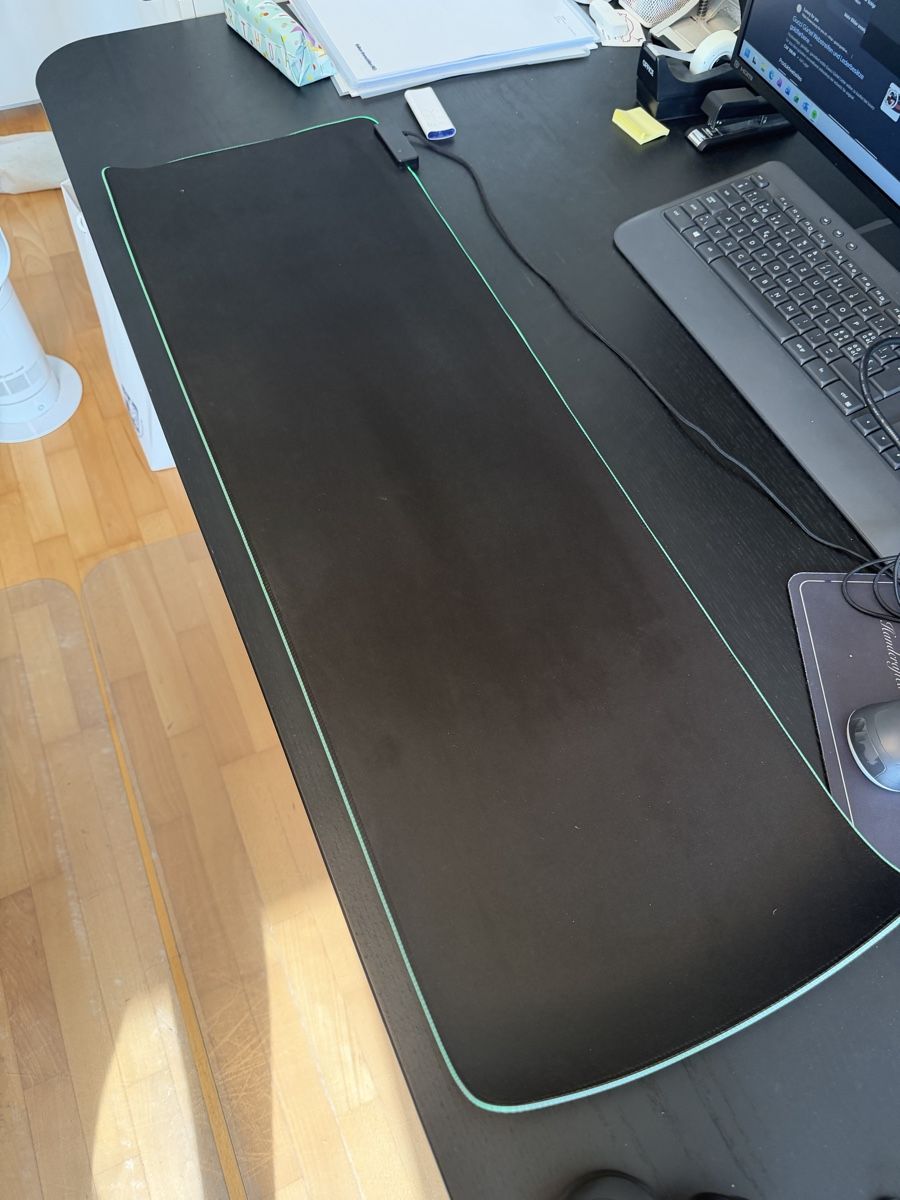 Razer Tapis de souris: Gaming Mouse Mat Razer mit LED schwarz neuwertig – D'occasion à Hünenberg par RomanLi