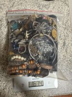 Schmuck- und Accessoire Lot mit verschiedenen Stücken