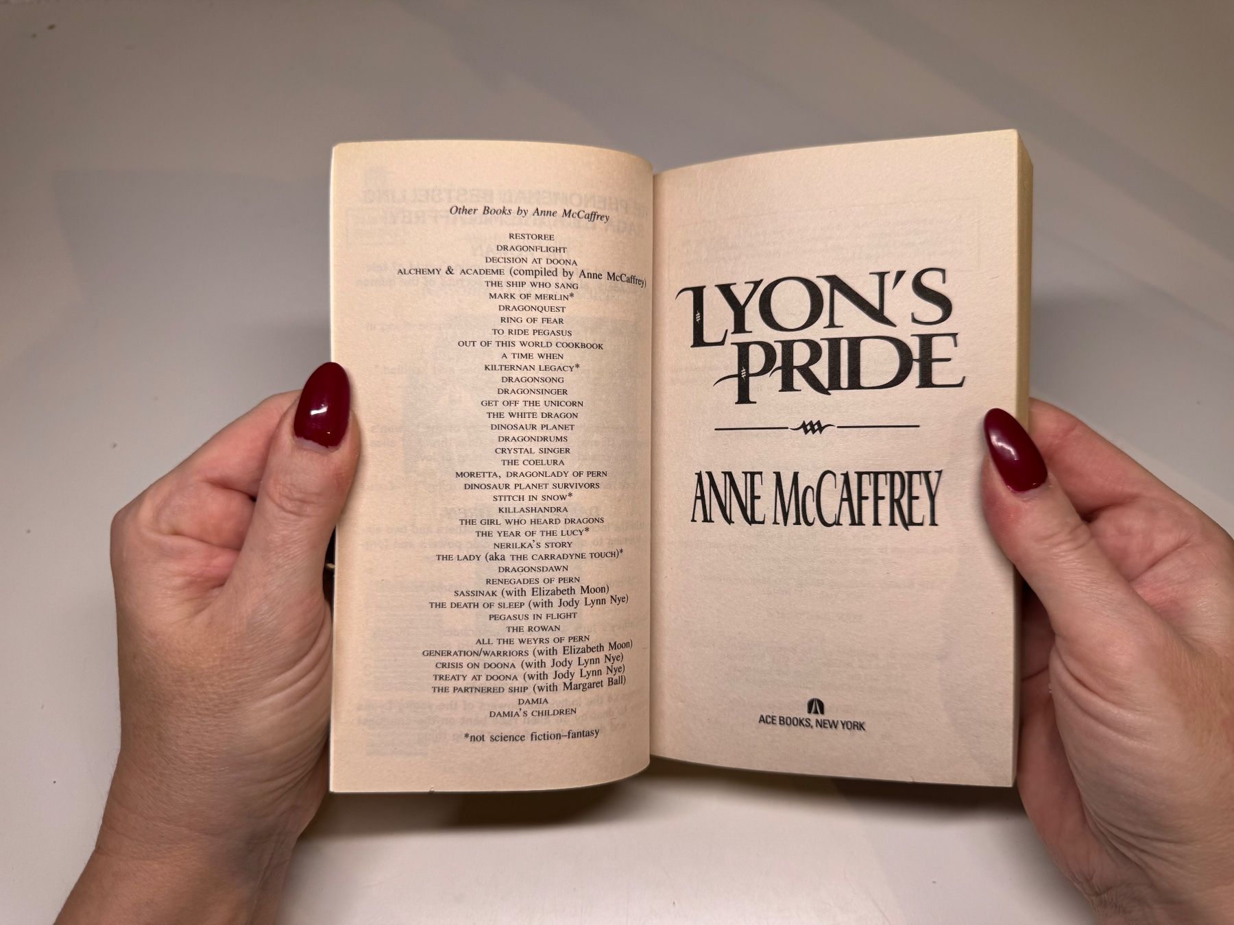 Libri: NOVEL: Anne McCaffrey, Lion's Pride – Usato da Grosswangen venduto da English_books 2