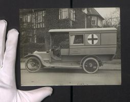 Fotografie Auto Daimler Rot Kreuz Ambula
