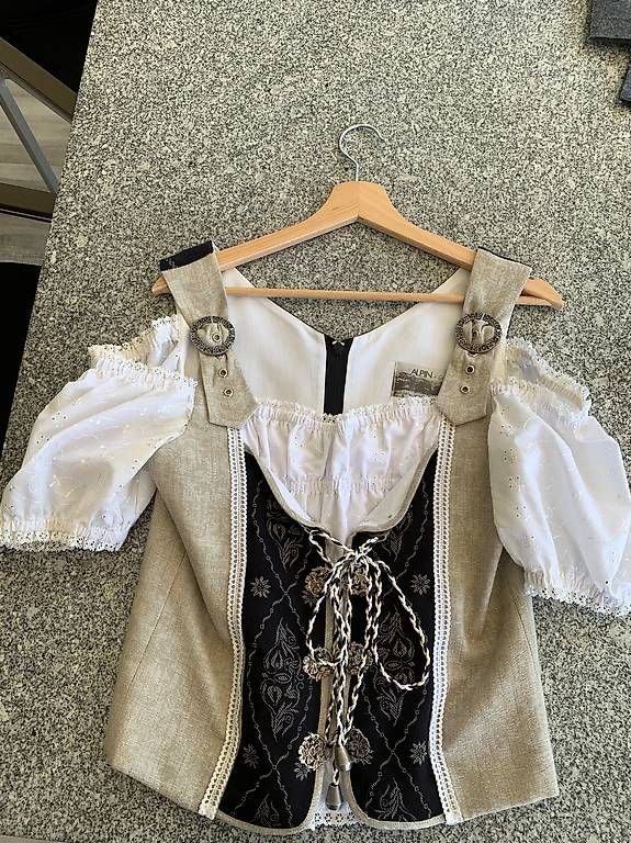 Camicette: Zweiteilige Tracht – Usato da Oberweningen venduto da spielmike