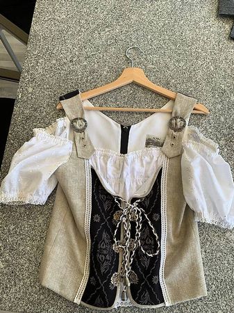 Zweiteilige Tracht