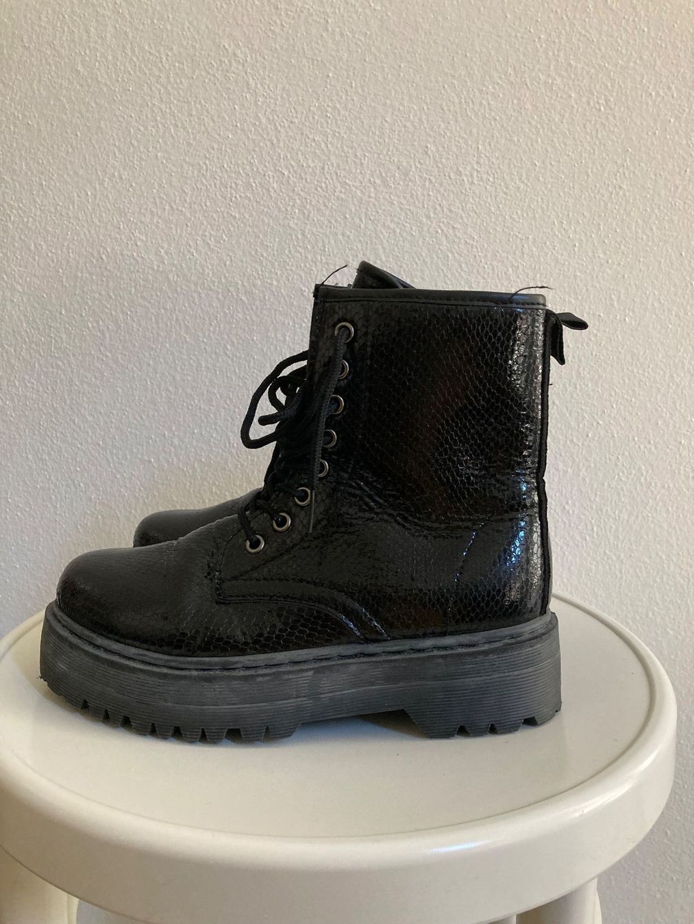Scarpe da donna: Stiefeletten mit Plateausohle – Usato da Brione Verzasca venduto da pulci22