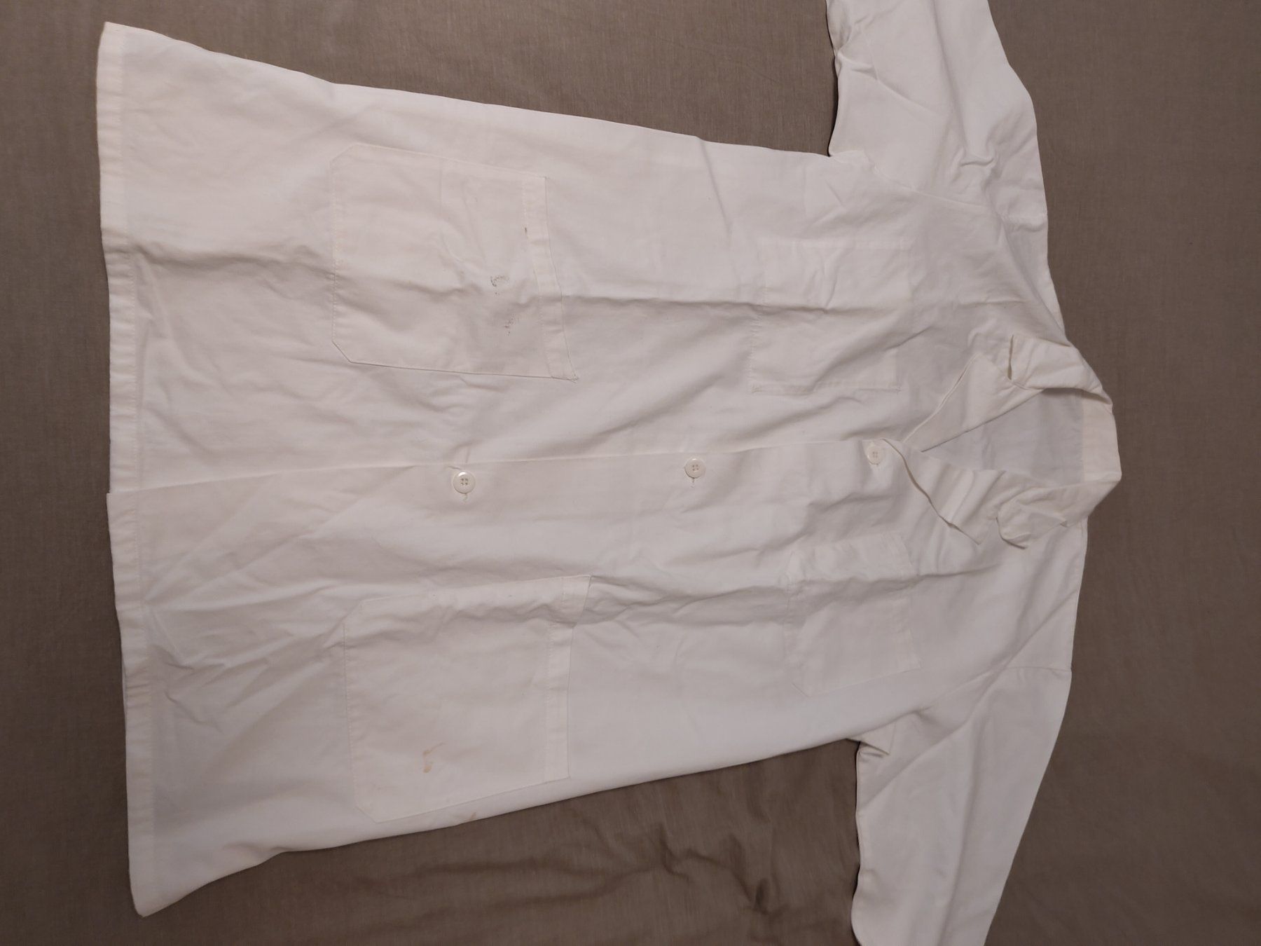 Sonstige Arbeitskleidung & Schutz: Blouse blanche manches longues taille M usagée / tablier – Gebraucht aus Biel/Bienne von vin_mq5n