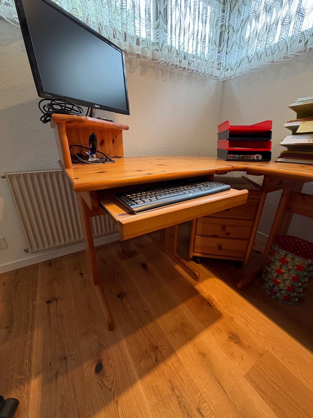 Bureaux: Schreibtisch – D'occasion à Therwil par NK99 4