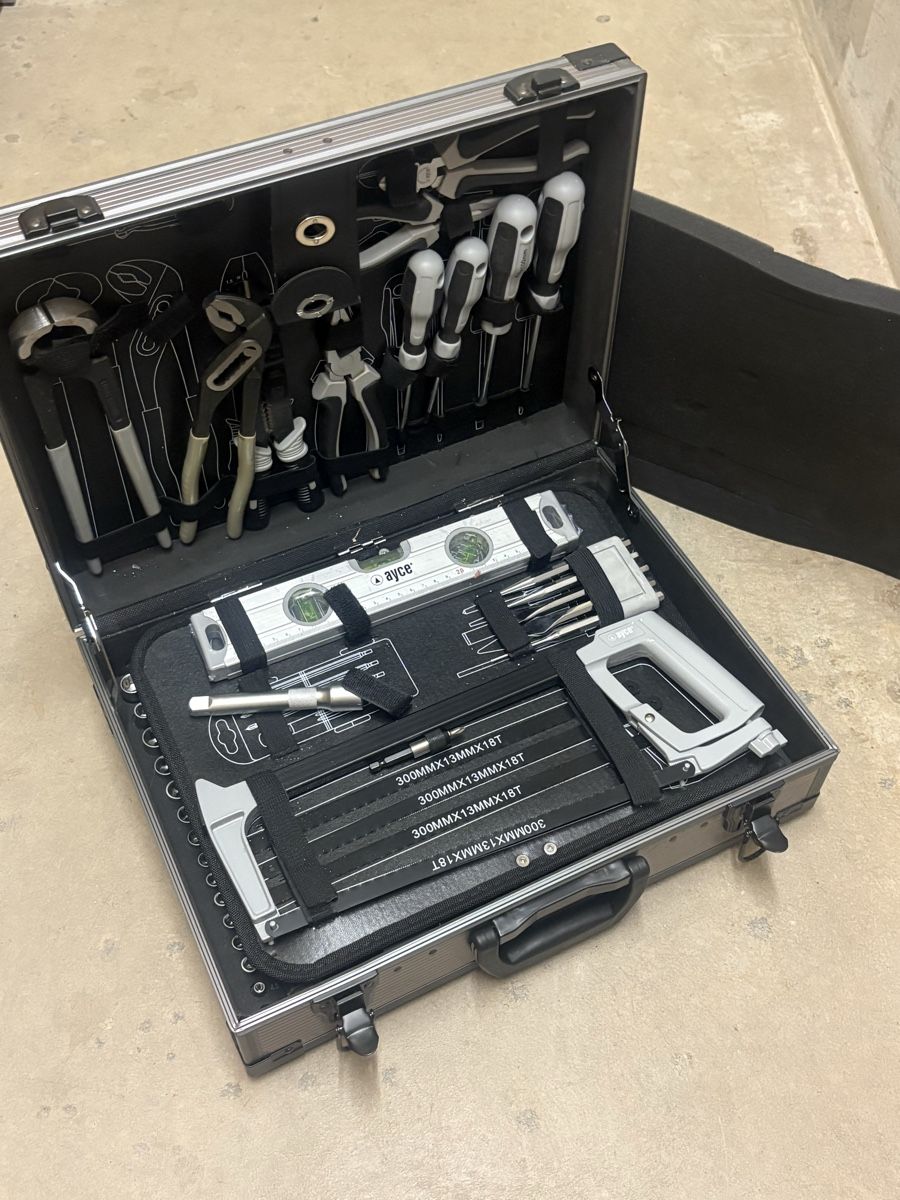 Alle Werkzeuge: Ayce Multi Tool Box – Gebraucht aus Chêne-Bougeries von Auction-Genevensis