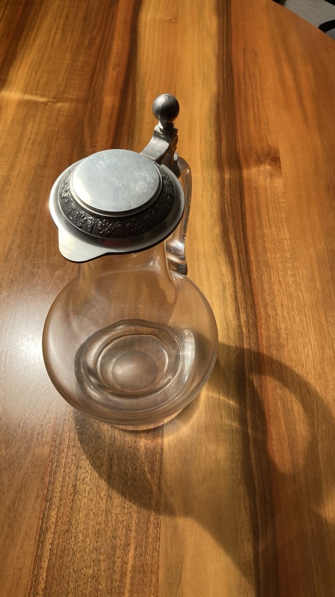 Caraffe: Weinkaraffe aus Glas mit Zinndeckel, neu. – Nuovo (secondo la descrizione) da Reinach BL venduto da santrian 2
