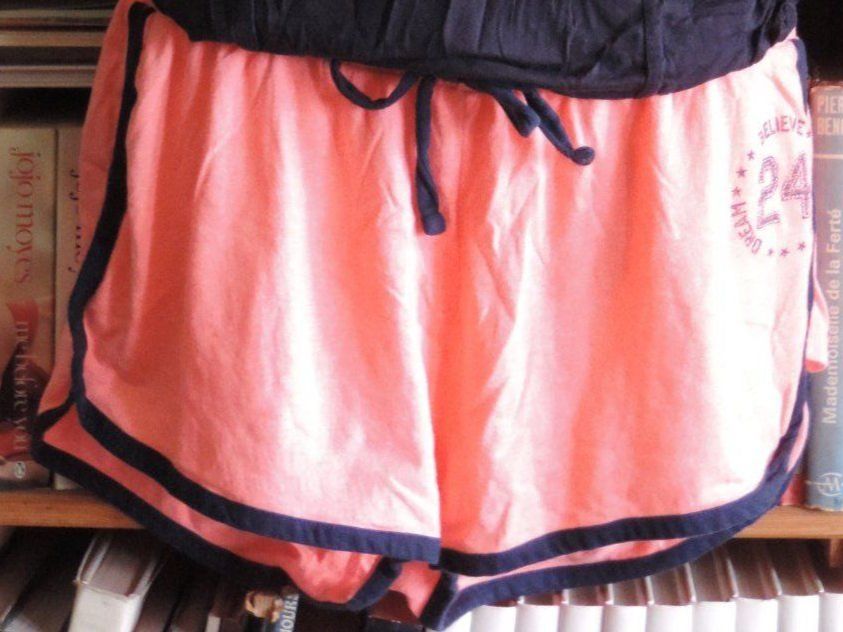 Pantalons: short rose – D'occasion à Genève par Axelle333