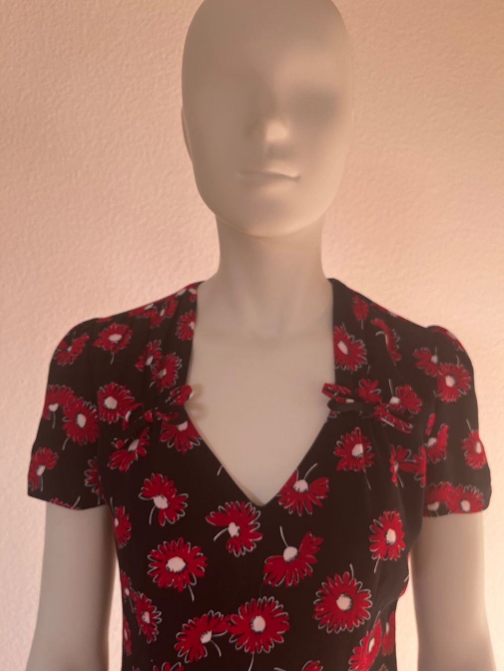 Hobbs Vestiti: Hobbs schwarz-rotes Blumenkleid Gr 36 – Usato da Zürich venduto da bea_s5tq 1