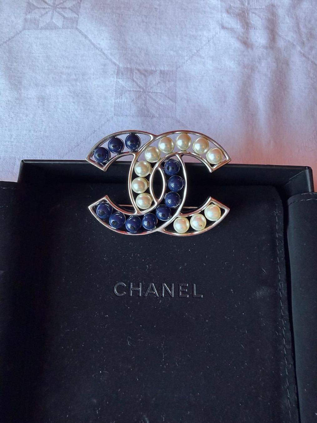 Chanel Spille & Fermagli: Chanel Brosche, blau weiss Perlen – Usato da Oberarth venduto da SSS.