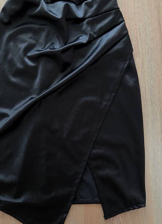 Vestiti: SCHWARZES SATIN-KLEID MIT TRÄGERN – Nuovo e nell'imballaggio originale da Amriswil venduto da deli20 2