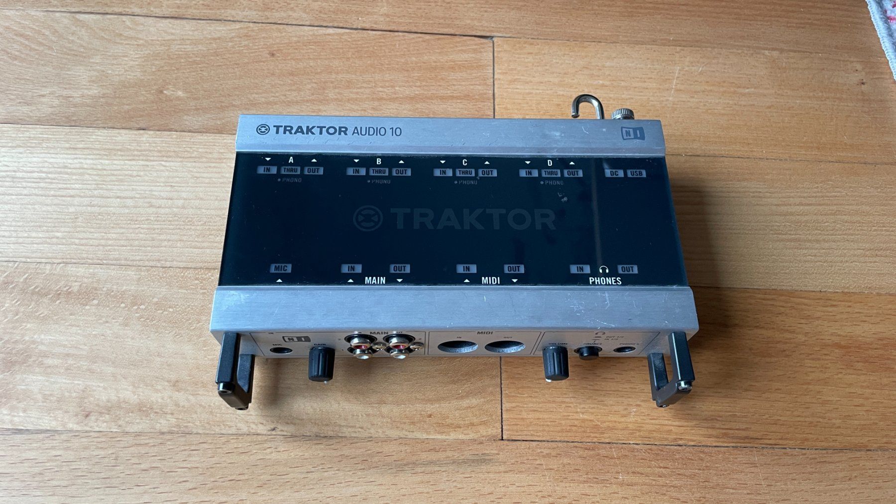 Traktor Attrezzatura per studi di registrazione: Native Instruments TRAKTOR AUDIO 10 – DJ Audio Interface – Usato da Bern venduto da ready4heady_
