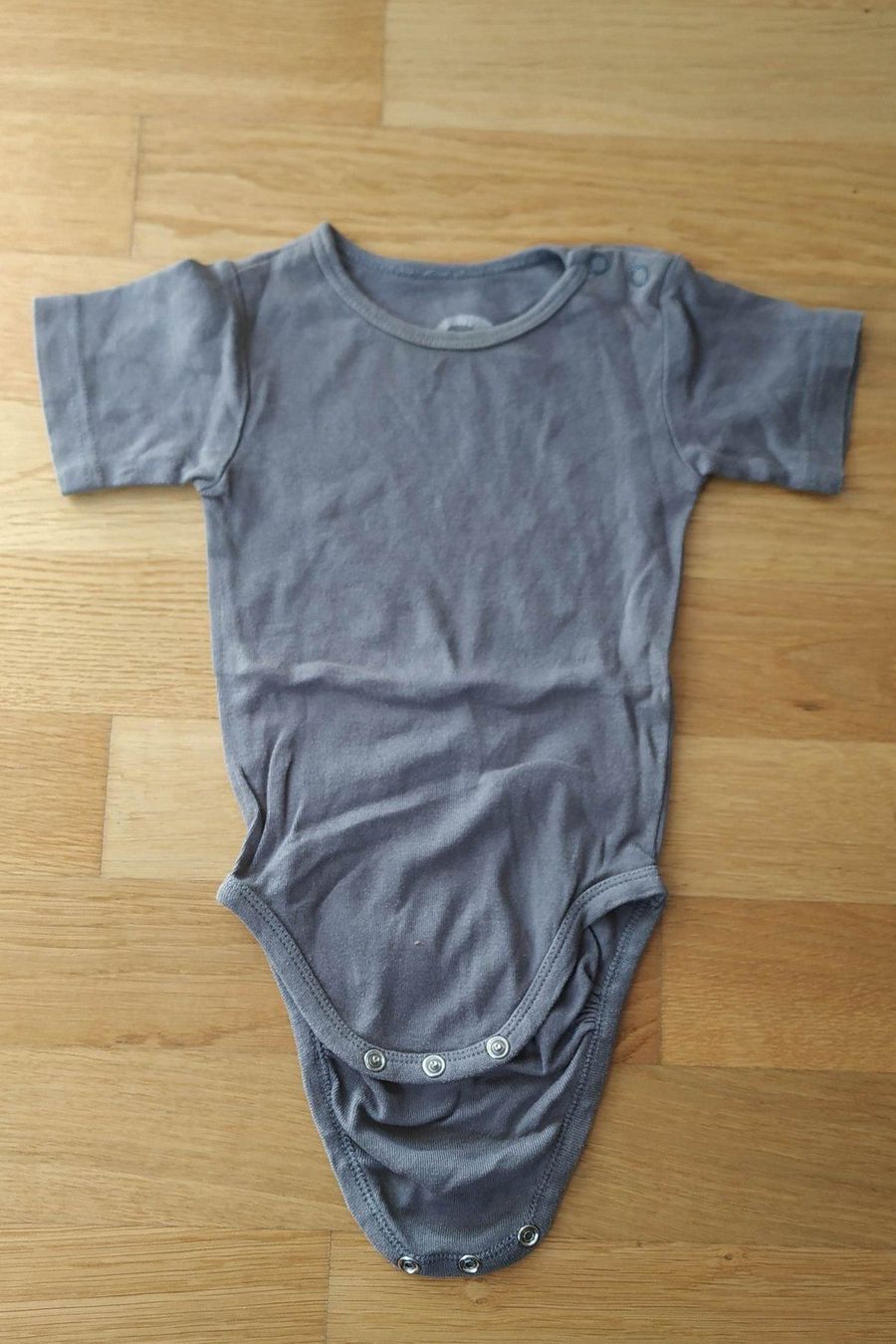 T-Shirts: Body gris en coton bio Taille 62/68 – Gebraucht aus Carouge GE von for_8yym