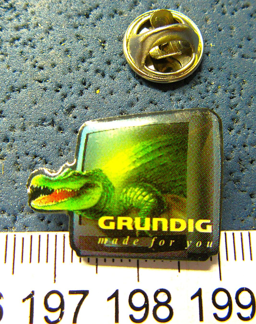 Swiss Placchette & Badge: GRUNDIG 3D TV MIT KROKODIL PIN – Usato da Ettingen venduto da Hausi4711