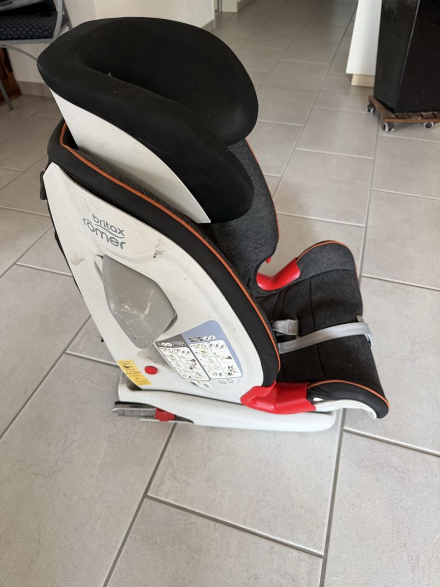 Britax Römer Seggiolini per auto: Britax Römer Advansafix, 9-36 kg – Usato da Aarau Rohr venduto da Birdie03 1