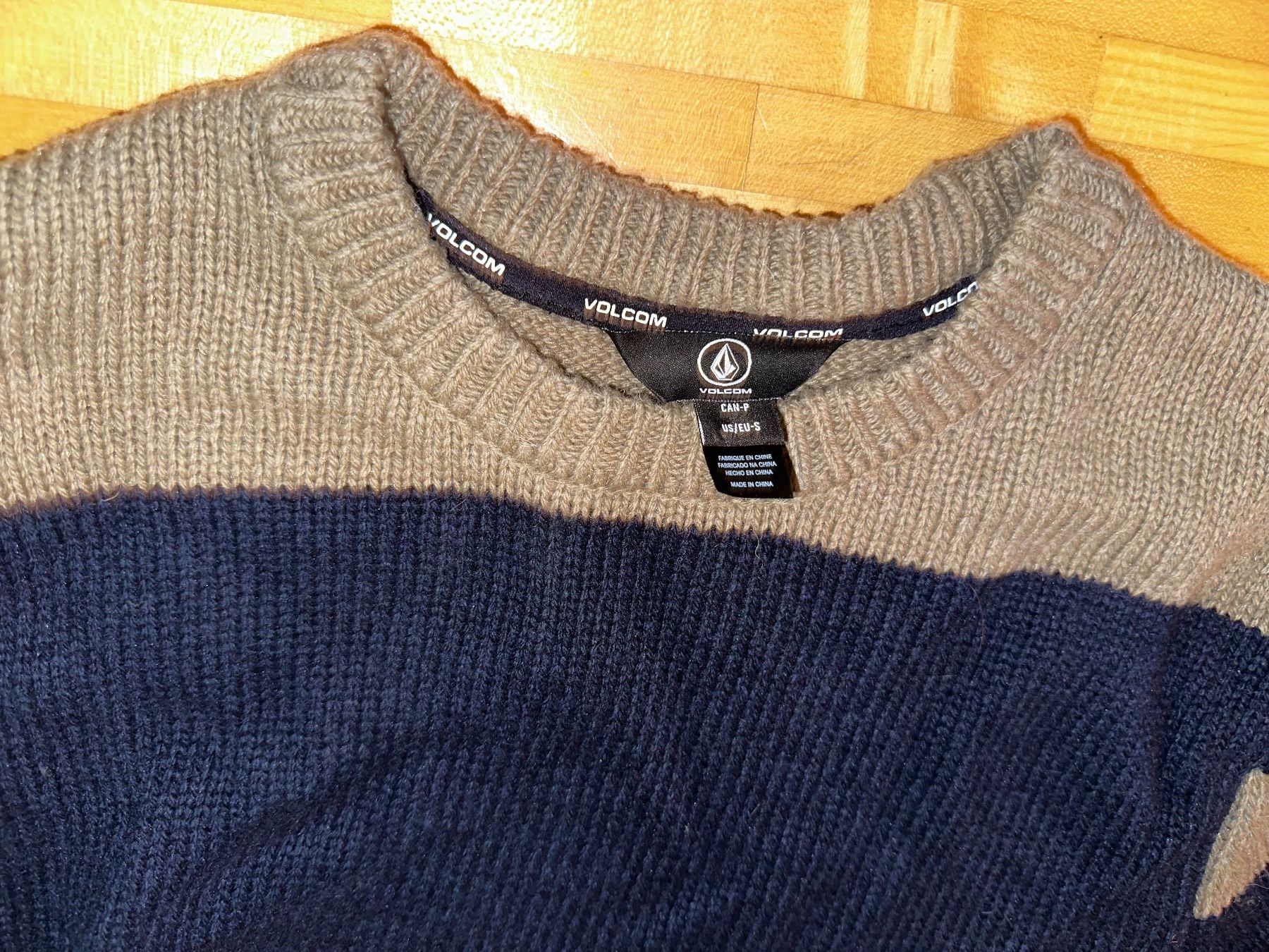 Volcom Kleiderpakete: 2x Volcom: Pullover Gr. S und Hoodie Gr. XS – Gebraucht aus Luzern von Joonster123 4